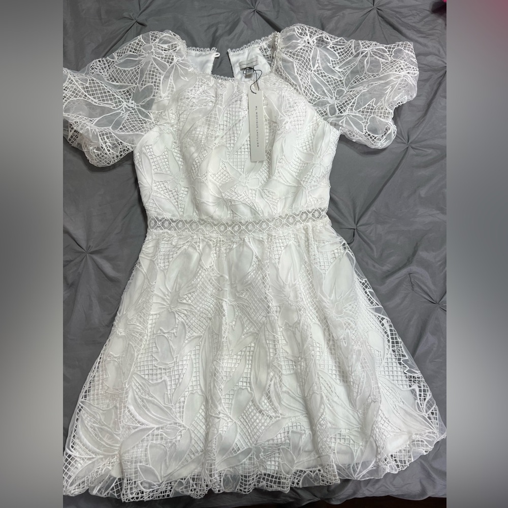 ML MONIQUE LHUILLIER
Gathered guipure lace mini dress